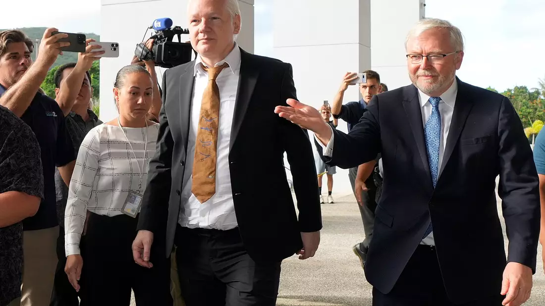 Durch den Justiz-Deal bleibt Assange (M) ein Prozess und potenziell weitere Haft in den USA erspart. - Bild: Eugene Hoshiko/AP/dpa