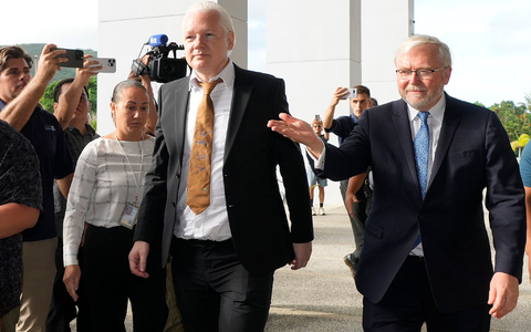 Durch den Justiz-Deal bleibt Assange (M) ein Prozess und potenziell weitere Haft in den USA erspart. - Foto: Eugene Hoshiko/AP/dpa