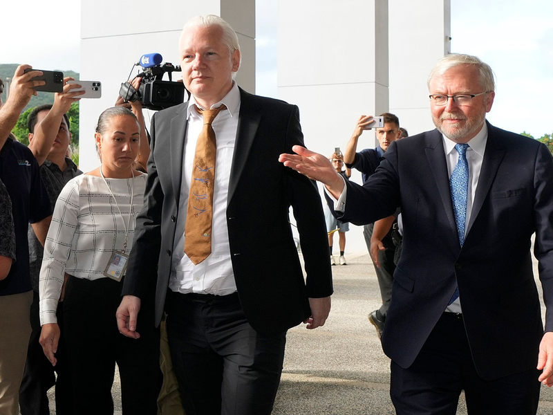 Durch den Justiz-Deal bleibt Assange (M) ein Prozess und potenziell weitere Haft in den USA erspart. - Foto: Eugene Hoshiko/AP/dpa