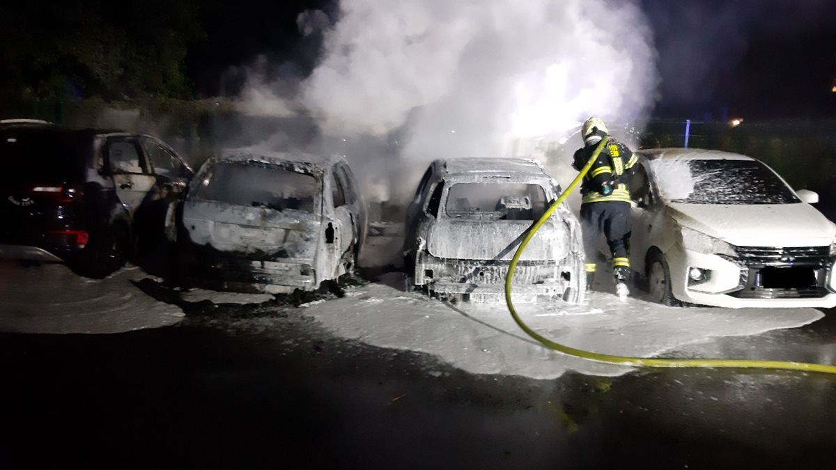 FW Dinslaken: Brennen mehrere PKW in Hiesfeld - Foto: presseportal.de