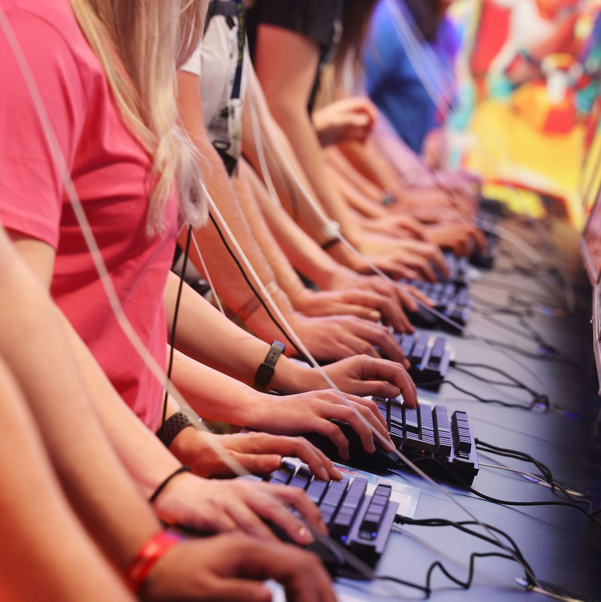 Es darf gezockt werden: Gamescom-Besucher probieren neue Spiele aus. - Foto: Oliver Berg/dpa