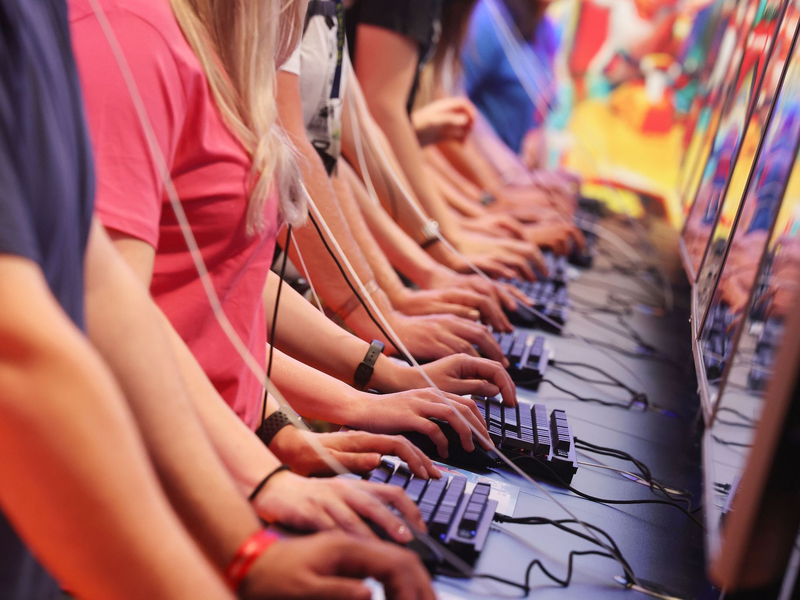 Bei der Gamescom strömen zehntausende Menschen durch die Kölner Messehallen und probieren neue Games aus. - Foto: Oliver Berg/dpa