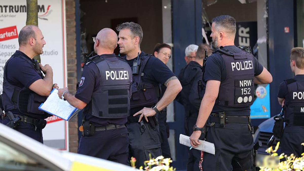 Zeugen hatten laut Polizei einen lauten Knall mit Rauchentwicklung vor einem Wohn- und Geschäftshaus gemeldet. - Foto: Gianni Gattus/dpa