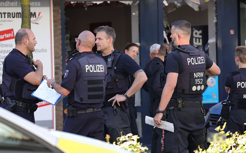 Zeugen hatten laut Polizei einen lauten Knall mit Rauchentwicklung vor einem Wohn- und Geschäftshaus gemeldet. - Foto: Gianni Gattus/dpa