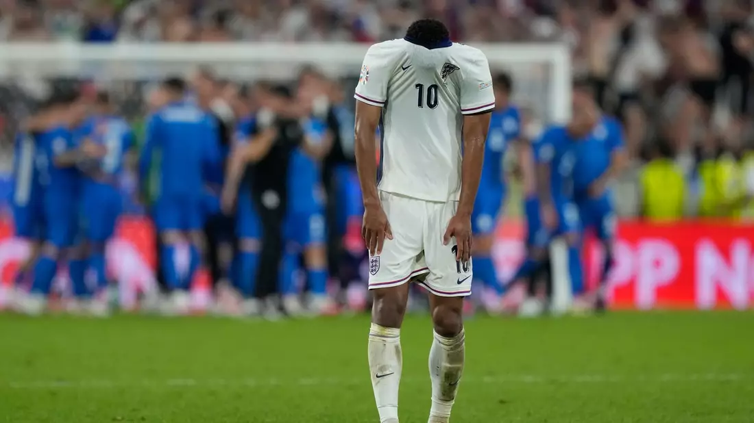 Die Engländer um Jude Bellingham kamen gegen Slowenien nicht über ein 0:0 hinaus. - Bild: Martin Meissner/AP/dpa