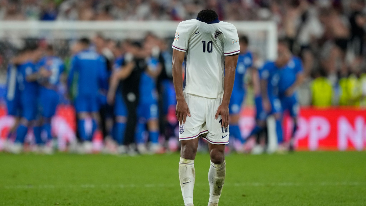 Die Engländer um Jude Bellingham kamen gegen Slowenien nicht über ein 0:0 hinaus. - Foto: Martin Meissner/AP/dpa