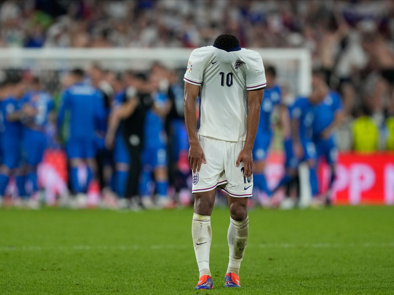 Die Engländer um Jude Bellingham kamen gegen Slowenien nicht über ein 0:0 hinaus. - Foto: Martin Meissner/AP/dpa