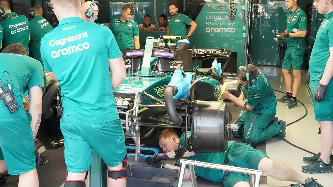 An drei aufeinanderfolgenden Wochenenden finden Formel-1-Rennen statt - eine besondere Herausforderung für die Mechaniker. - Bild: Hasan Bratic/dpa
