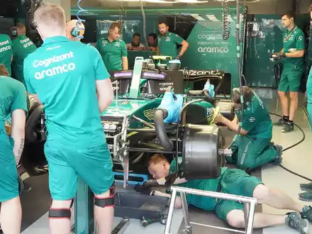 An drei aufeinanderfolgenden Wochenenden finden Formel-1-Rennen statt - eine besondere Herausforderung für die Mechaniker. - Foto: Hasan Bratic/dpa