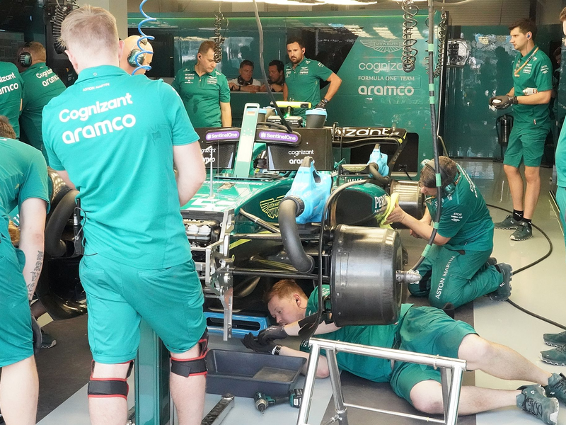 An drei aufeinanderfolgenden Wochenenden finden Formel-1-Rennen statt - eine besondere Herausforderung für die Mechaniker. - Foto: Hasan Bratic/dpa