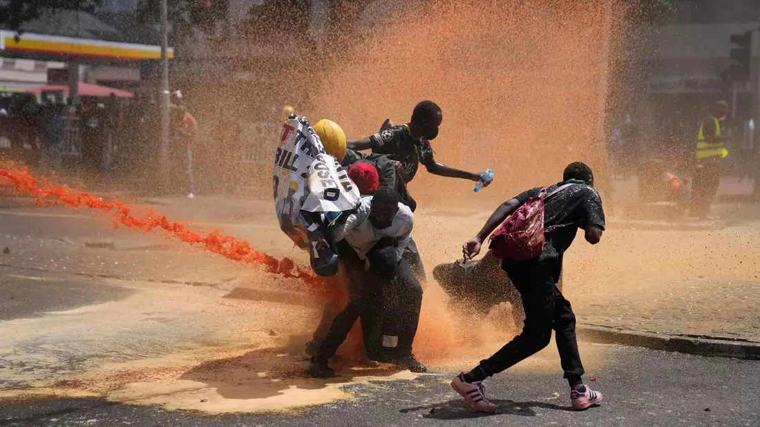 Die Proteste gegen geplante Steuererhöhungen eskalieren und es kommt zu Gewalt. - Bild: Brian Inganga/AP/dpa