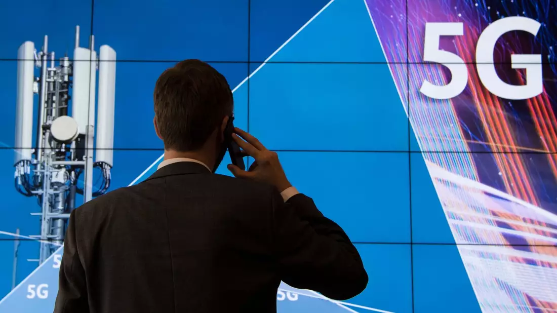 Die fünfte Generation des Mobilfunks (5G) bietet deutlich höhere Datenübertragungsraten als die bisherigen Standards UMTS (3G) und LTE (4G) (Symbolbild). - Bild: Boris Roessler/dpa