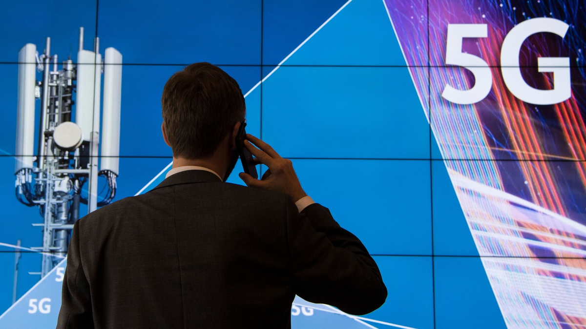 Die fünfte Generation des Mobilfunks (5G) bietet deutlich höhere Datenübertragungsraten als die bisherigen Standards UMTS (3G) und LTE (4G) (Symbolbild). - Foto: Boris Roessler/dpa