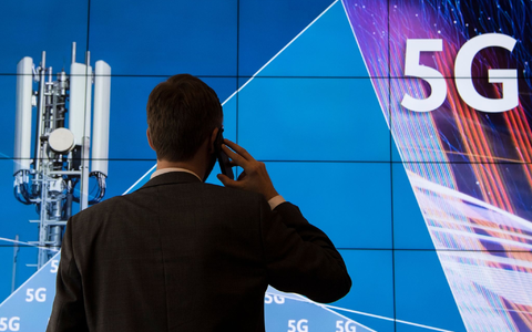 Die fünfte Generation des Mobilfunks (5G) bietet deutlich höhere Datenübertragungsraten als die bisherigen Standards UMTS (3G) und LTE (4G) (Symbolbild). - Foto: Boris Roessler/dpa