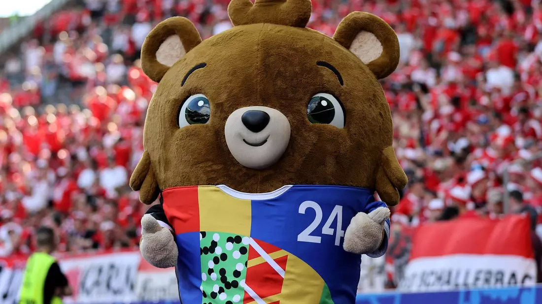 Die UEFA hat vor der EM nicht nur Maskottchen Albärt, sondern auch eine Strategie zur Nachhaltigkeit vorgestellt - die Deutsche Umwelthilfe sieht Nachholbedarf. - Bild: Andreas Gora/dpa