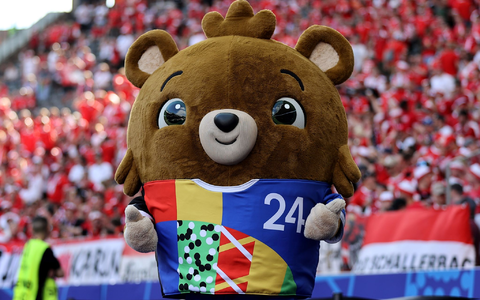 Die UEFA hat vor der EM nicht nur Maskottchen Albärt, sondern auch eine Strategie zur Nachhaltigkeit vorgestellt - die Deutsche Umwelthilfe sieht Nachholbedarf. - Foto: Andreas Gora/dpa