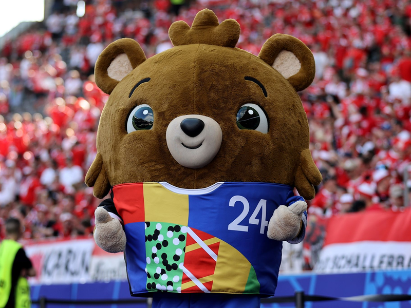 Die UEFA hat vor der EM nicht nur Maskottchen Albärt, sondern auch eine Strategie zur Nachhaltigkeit vorgestellt - die Deutsche Umwelthilfe sieht Nachholbedarf. - Foto: Andreas Gora/dpa