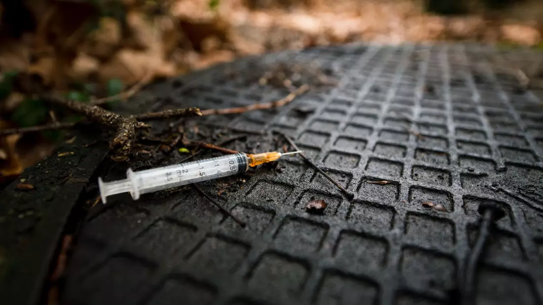 Eine benutzte Spritze, die üblicherweise zum Spritzen von Heroin genutzt wird (Symbolbild). - Bild: Felix Zahn/dpa