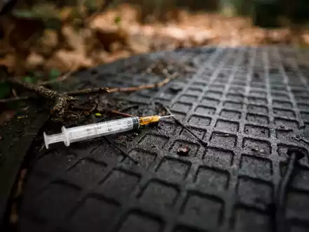 Eine benutzte Spritze, die üblicherweise zum Spritzen von Heroin genutzt wird (Symbolbild). - Foto: Felix Zahn/dpa