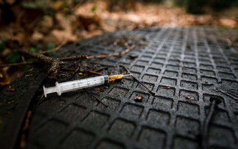 Eine benutzte Spritze, die üblicherweise zum Spritzen von Heroin genutzt wird (Symbolbild). - Foto: Felix Zahn/dpa