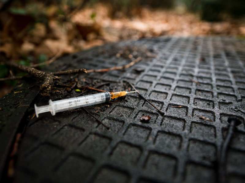 Eine benutzte Spritze, die üblicherweise zum Spritzen von Heroin genutzt wird (Symbolbild). - Foto: Felix Zahn/dpa