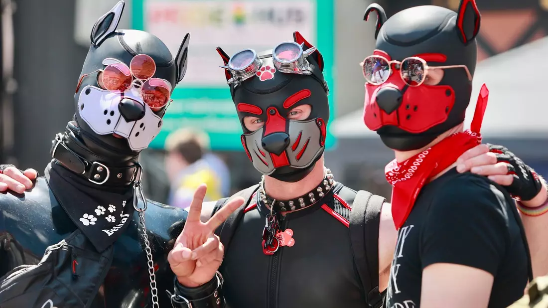 Pup Play wurde in den letzten Jahren zu einem sichtbareren Phänomen, wie hier bei dem Christopher Street Day in Wernigerode. - Bild: Matthias Bein/dpa