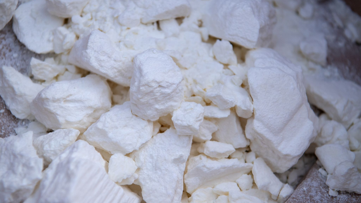 Kokain liegt vor dem Transport zu einer Müllverbrennungsanlage in einer Kiste. Im vergangenen Jahr wurden in Deutschland rund 43 Tonnen Kokain sichergestellt (Symbolbild). - Foto: Sven Hoppe/dpa