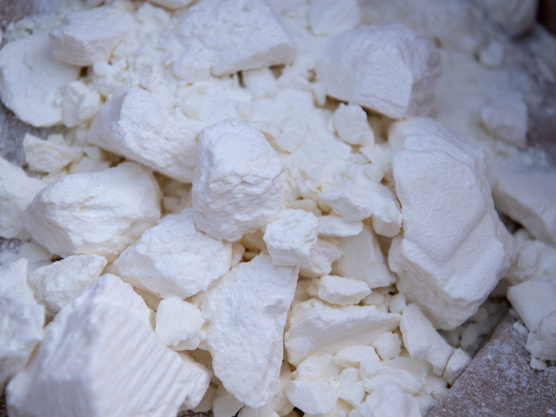 Kokain liegt vor dem Transport zu einer Müllverbrennungsanlage in einer Kiste. Im vergangenen Jahr wurden in Deutschland rund 43 Tonnen Kokain sichergestellt (Symbolbild). - Foto: Sven Hoppe/dpa