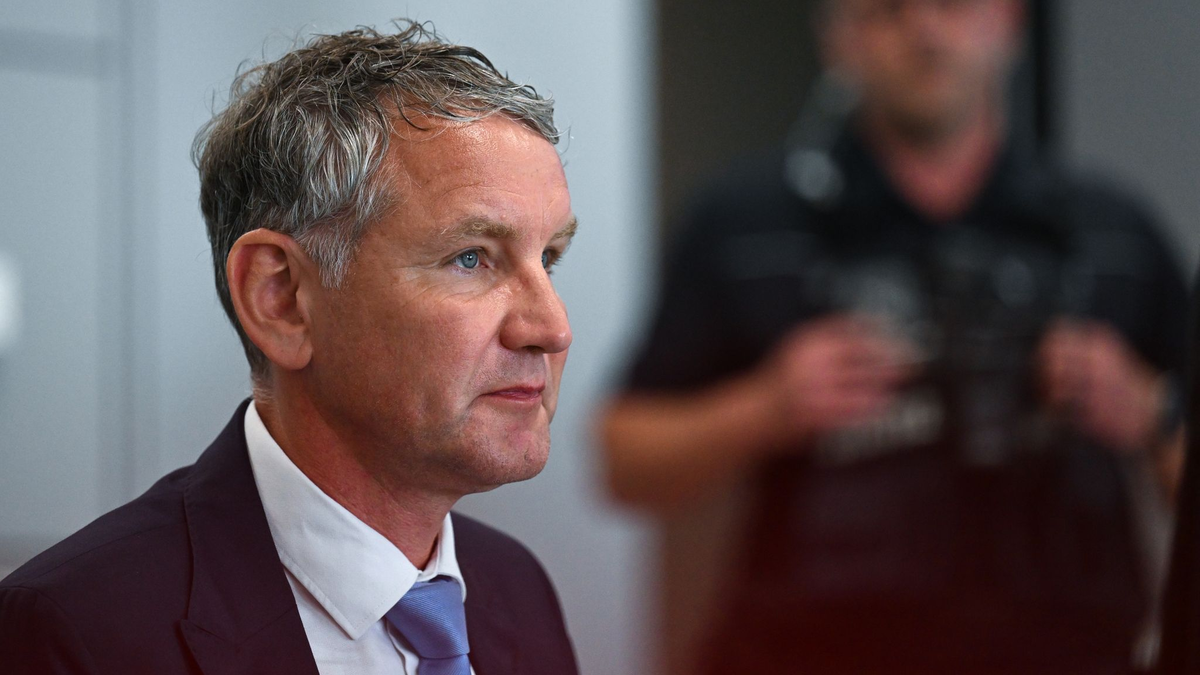 Björn Höcke muss sich erneut wegen der Verwendung einer verbotenen Losung der SA verantworten. - Foto: Hendrik Schmidt/dpa Pool/dpa