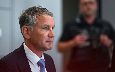 Björn Höcke muss sich erneut wegen der Verwendung einer verbotenen Losung der SA verantworten. - Foto: Hendrik Schmidt/dpa Pool/dpa Björn Höcke muss sich erneut wegen der Verwendung einer verbotenen Losung der SA verantworten. - Foto: Hendrik Schmidt/dpa Pool/dpa