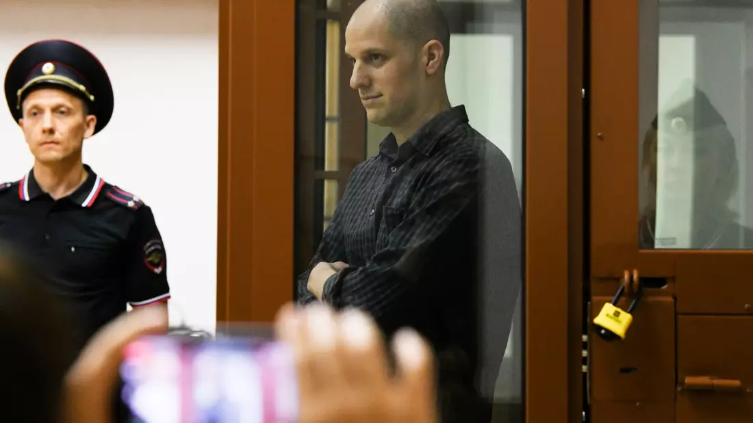 Der US-Reporter Evan Gershkovich steht in einem Glaskäfig in einem Gerichtssaal in Jekaterinbur: Ihm wird Spionage vorgeworfen. - Bild: AP/dpa