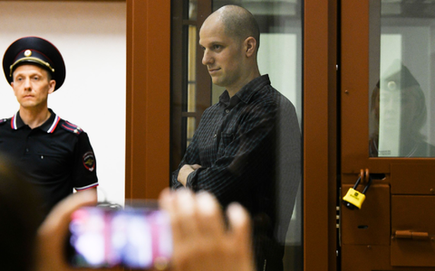 Der US-Reporter Evan Gershkovich steht in einem GlaskÀfig in einem Gerichtssaal in Jekaterinbur: Ihm wird Spionage vorgeworfen. - Foto: AP/dpa Der US-Reporter Evan Gershkovich steht in einem GlaskÀfig in einem Gerichtssaal in Jekaterinbur: Ihm wird Spionage vorgeworfen. - Foto: AP/dpa