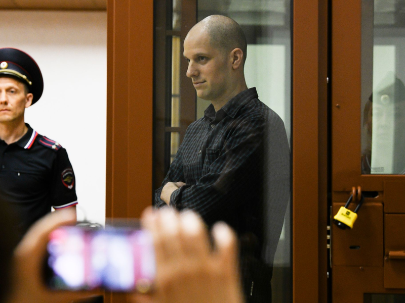 Der US-Reporter Evan Gershkovich steht in einem Glaskäfig in einem Gerichtssaal in Jekaterinbur: Ihm wird Spionage vorgeworfen. - Foto: AP/dpa