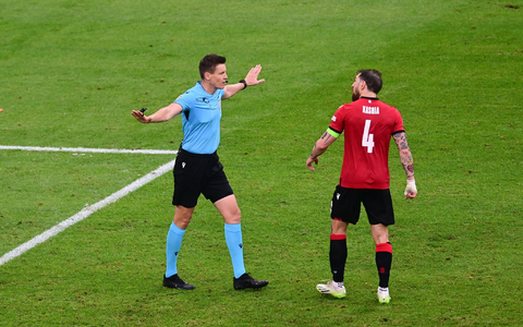 Bei der EM dürfen sich nur die Mannschafts-Kapitäne bei den Schiedsrichtern beschweren. - Foto: Sina Schuldt/dpa