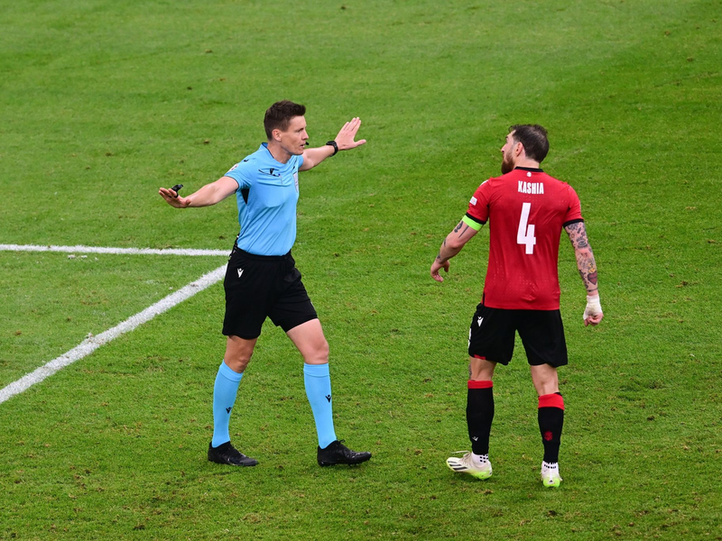 Bei der EM dürfen sich nur die Mannschafts-Kapitäne bei den Schiedsrichtern beschweren. - Foto: Sina Schuldt/dpa