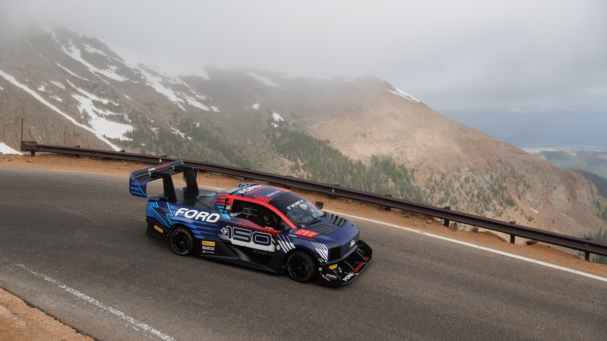 Ford F-150 Lightning SuperTruck holt Gesamtsieg beim legendären Pikes Peak International Hillclimb - Foto: presseportal.de