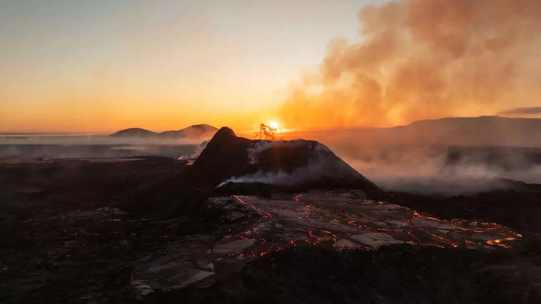 Vulkanausbrüche sind auf Island keine Seltenheit, liefern aber immer wieder spektakuläre Bilder. (Archivbild) - Bild: Marco Di Marco/AP/dpa