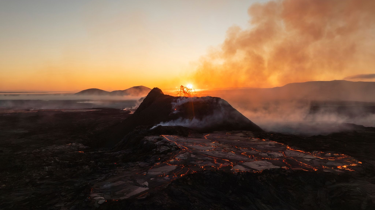 Die Sonne geht über dem aktiven Krater eines  Vulkans bei Grindavik auf Island auf. - Foto: Marco Di Marco/AP/dpa