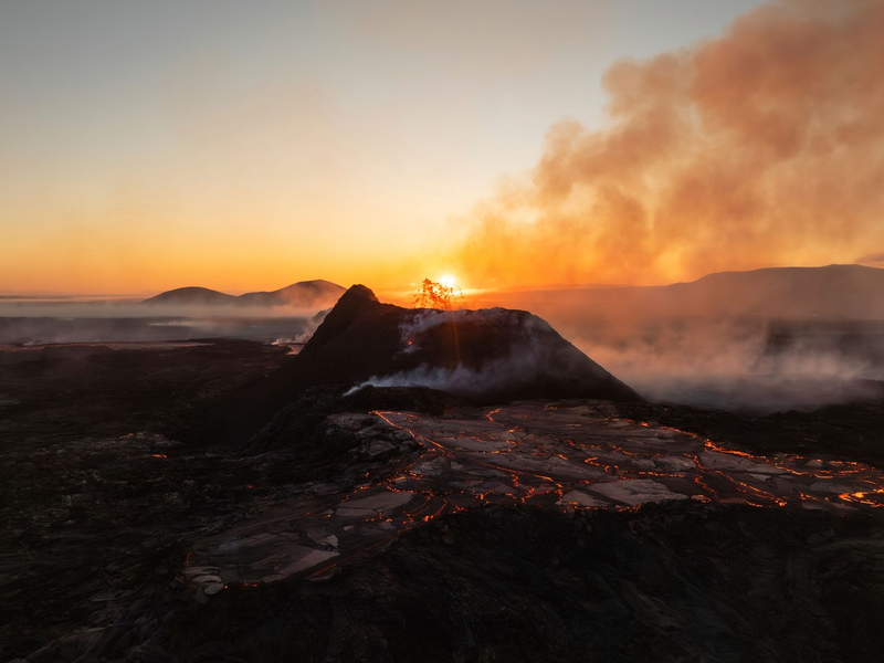 Die Sonne geht über dem aktiven Krater eines  Vulkans bei Grindavik auf Island auf. - Foto: Marco Di Marco/AP/dpa