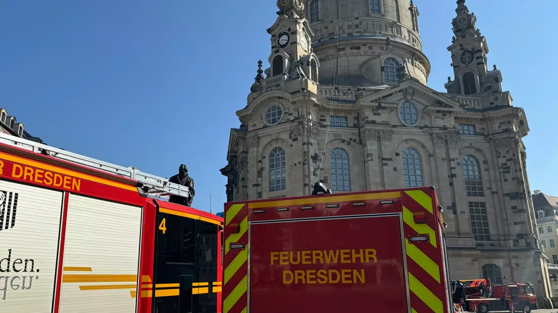 FW Dresden: Höhenretter trainieren an der Frauenkirche - Bild: presseportal.de