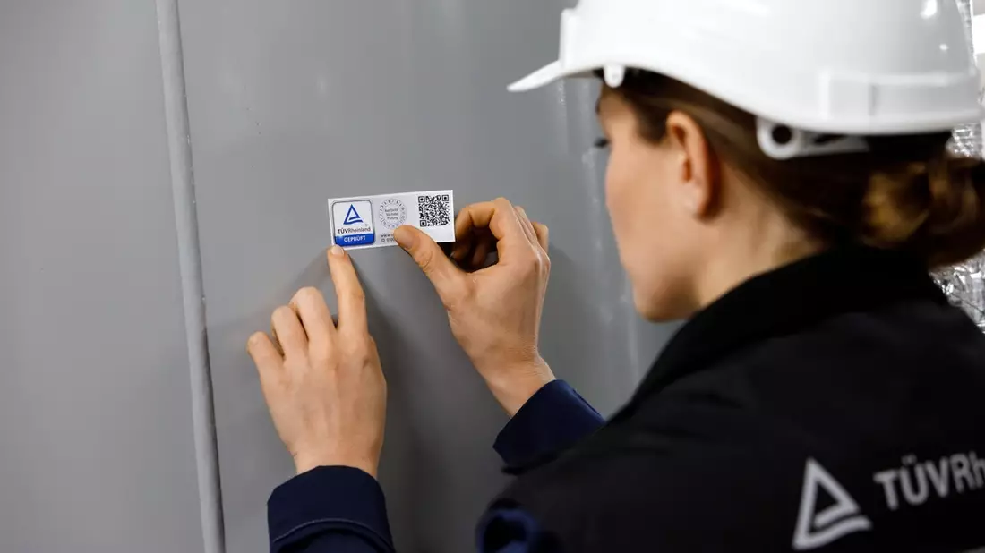 TÜV Rheinland: Cybersecurity bei Aufzügen beachten / Neue Betreiberpflichten zum Schutz vor Cyberangriffen / Anlagensicherheitsreport des TÜV-Verbands: Nur jeder zweite Aufzug ohne Mangel - Bild: presseportal.de