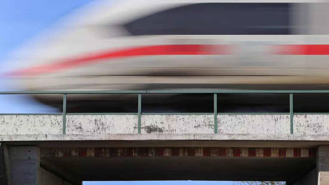 Bahnkunden drohen wegen stark steigender Trassenpreise teurere Tickets und weniger Verbindungen. - Bild: Karl-Josef Hildenbrand/dpa