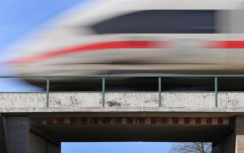 Bahnkunden drohen wegen stark steigender Trassenpreise teurere Tickets und weniger Verbindungen. - Foto: Karl-Josef Hildenbrand/dpa
