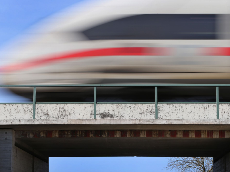 Bahnkunden drohen wegen stark steigender Trassenpreise teurere Tickets und weniger Verbindungen. - Foto: Karl-Josef Hildenbrand/dpa