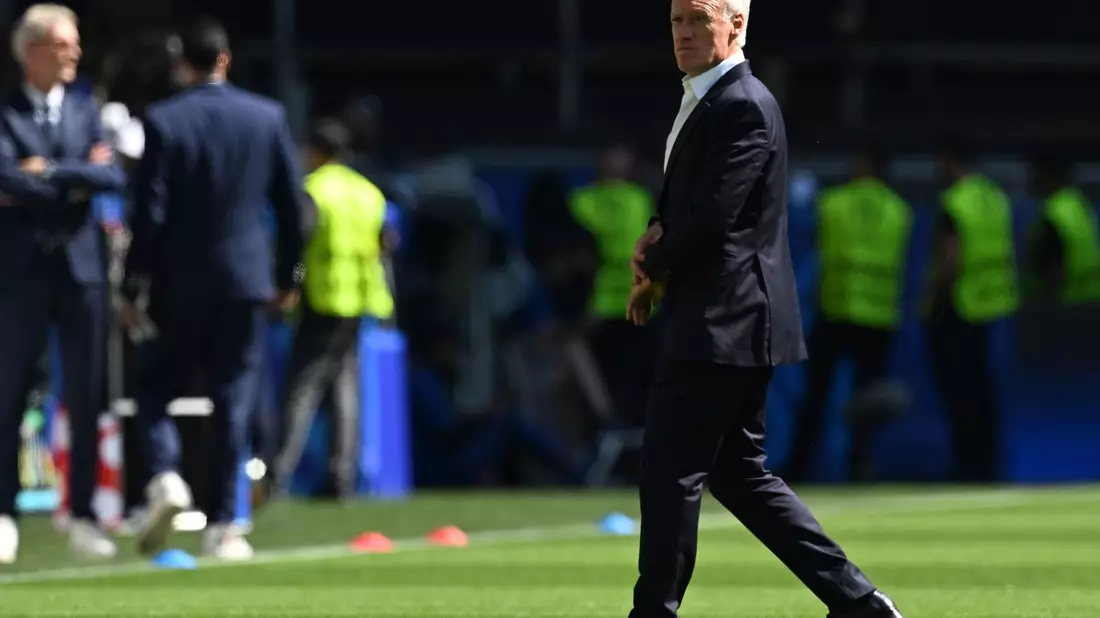 Frankreichs Trainer Didier Deschamps bleibt trotz der bisher schwachen Leistungen seiner Mannschaft gelassen. - Bild: Bernd Thissen/dpa