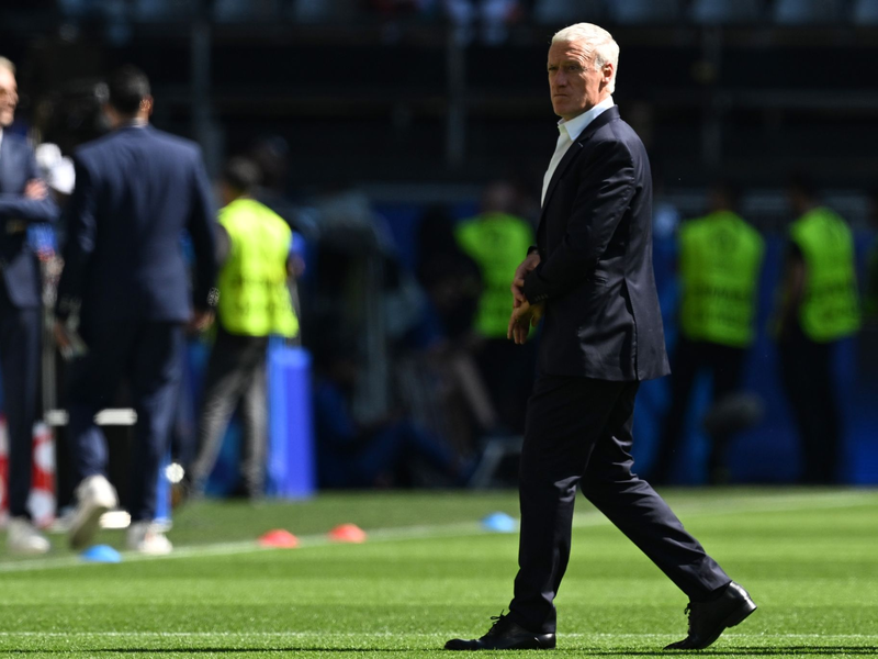 Frankreichs Trainer Didier Deschamps bleibt trotz der bisher schwachen Leistungen seiner Mannschaft gelassen. - Foto: Bernd Thissen/dpa