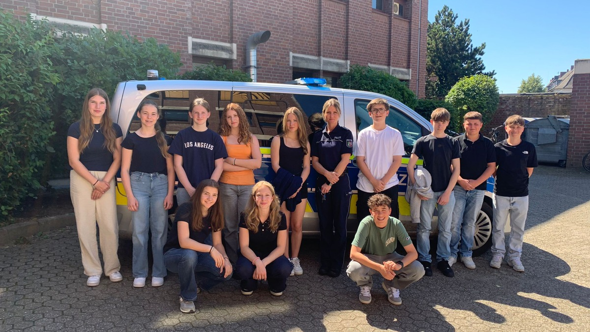 POL-DN: Schülerinnen und Schüler erhalten spannende Einblicke beim Berufsfelderkundungstag auf der Polizeiwache Jülich - Foto: presseportal.de