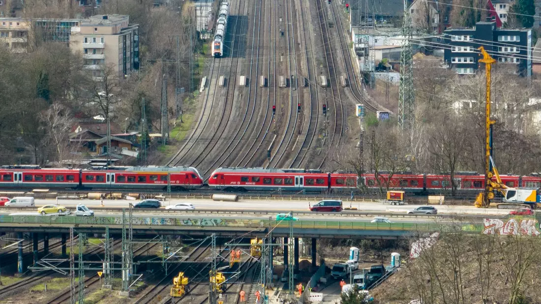 Die Bahngleise unter dem Autobahnkreuz Kaiserberg werden vom 9. Januar bis 6. Februar erneut für vier Wochen gesperrt. (Archivbild) - Bild: Christoph Reichwein/dpa