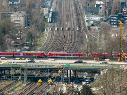 Wegen Bauarbeiten am Autobahnkreuz Kaiserberg sperrt die Bahn in den Sommerferien noch einmal knapp zwei Wochen lang den wichtigen Knotenpunkt Duisburg. - Foto: Christoph Reichwein/dpa