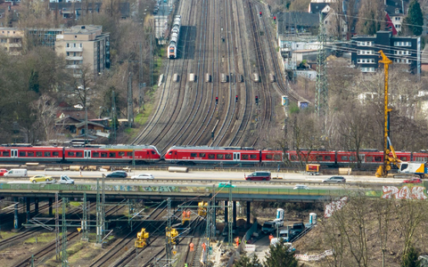 Die Bahngleise unter dem Autobahnkreuz Kaiserberg werden vom 9. Januar bis 6. Februar erneut für vier Wochen gesperrt. (Archivbild) - Foto: Christoph Reichwein/dpa